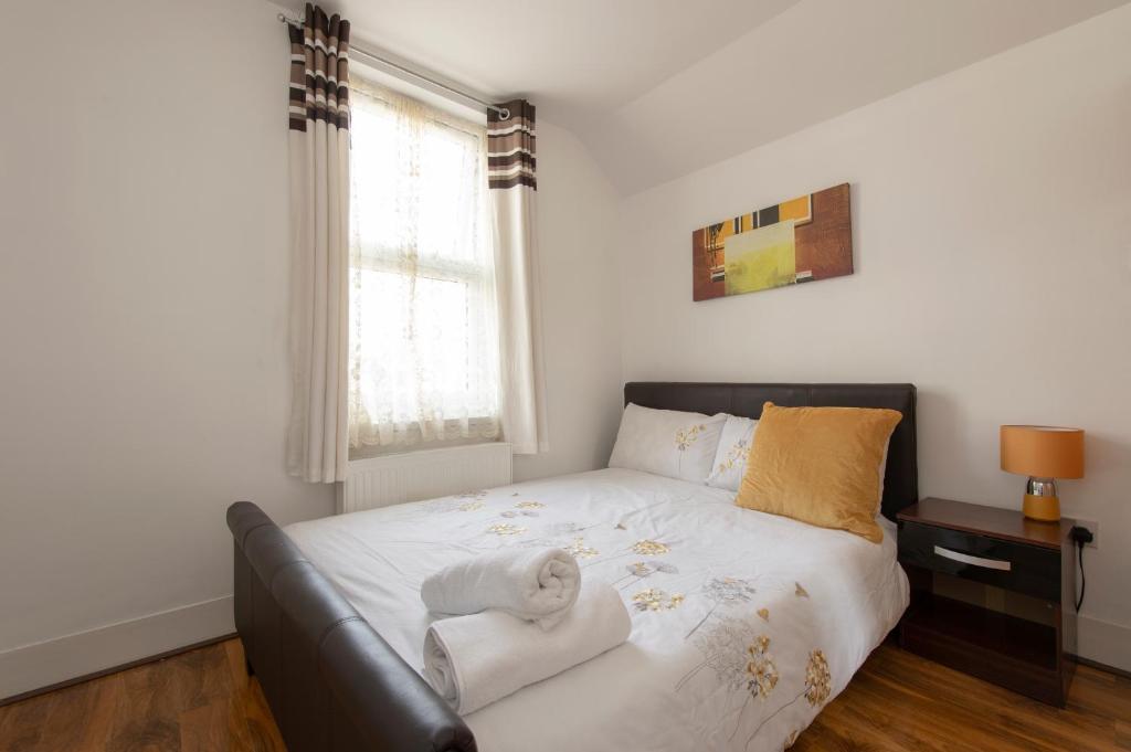 Postel nebo postele na pokoji v ubytování Fortified Home Rochester