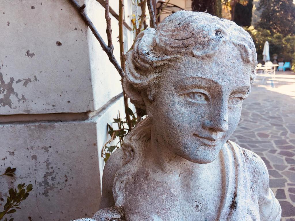 una estatua de un busto de una mujer en Villa Varenna, en Varenna