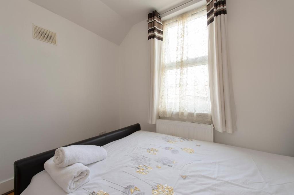 Postel nebo postele na pokoji v ubytování Fortified Home Rochester