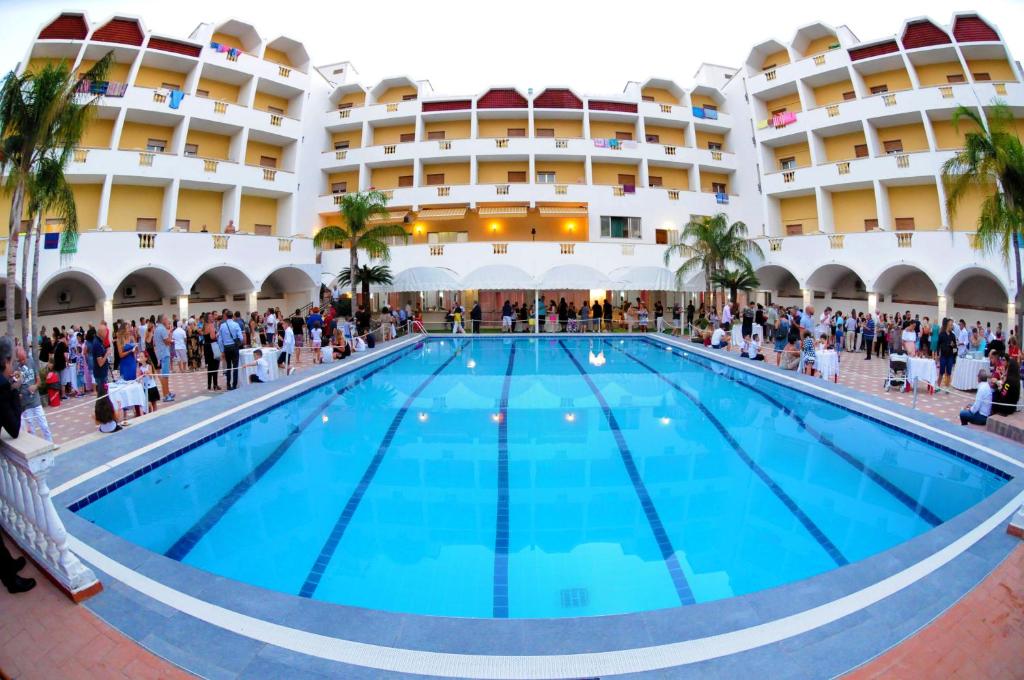 a large swimming pool in the courtyard of a hotel at Hotel Parco Dei Principi in Scalea