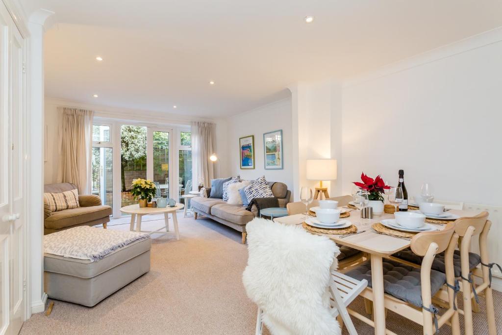 a living room with a table and a couch at Modern Mews House with Free Parking Space, and Patio by Huluki Sussex Stays in Brighton & Hove
