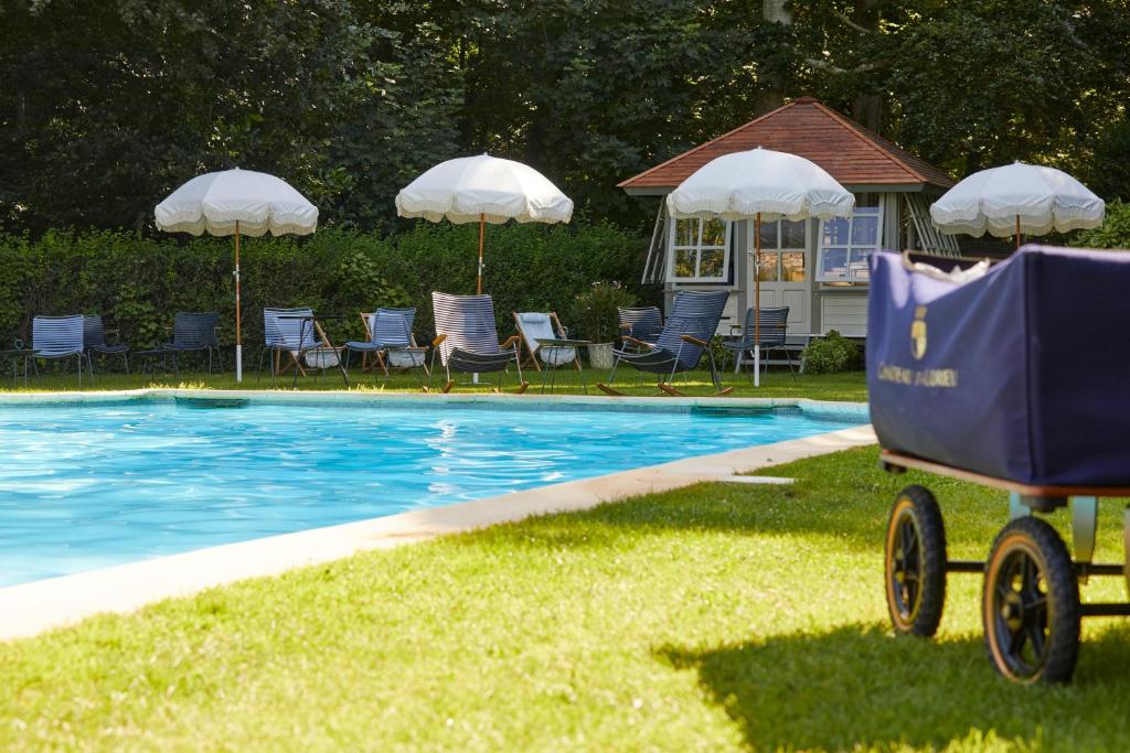 Bazén v ubytování Chateau d'Audrieu nebo v jeho okolí