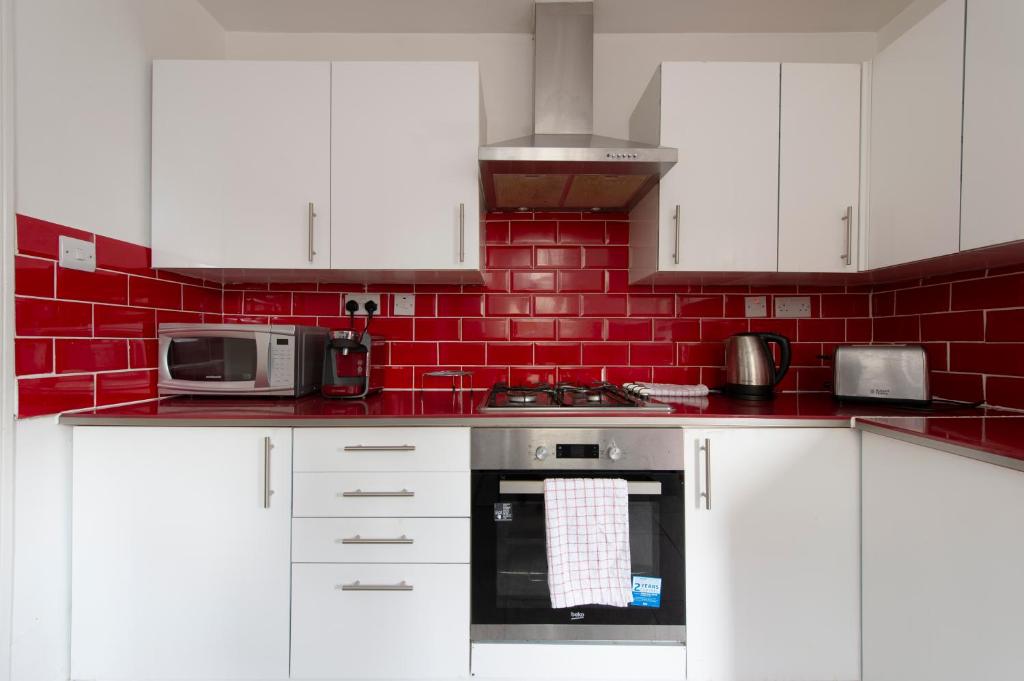 Kuchyň nebo kuchyňský kout v ubytování Fortified Home Rochester