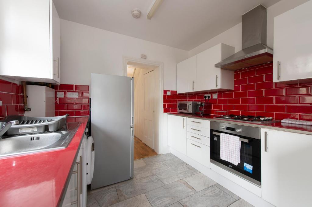 Kuchyň nebo kuchyňský kout v ubytování Fortified Home Rochester
