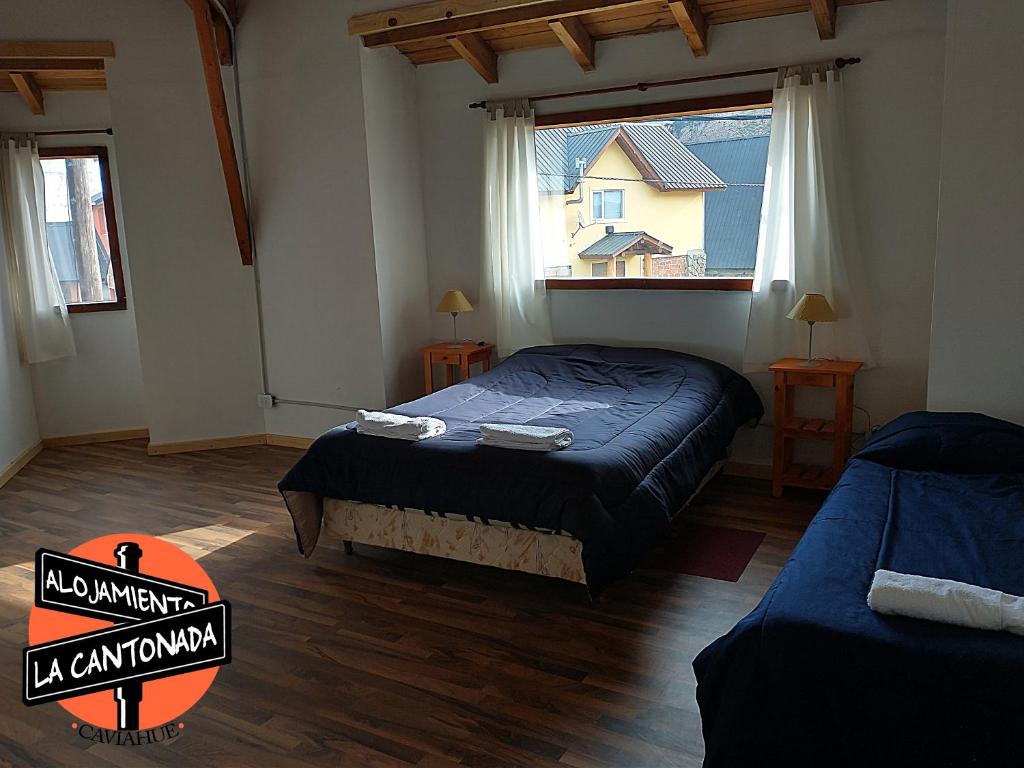 Un dormitorio con una cama grande y una ventana en La Cantonada, alojamiento turístico, Caviahue en Caviahue