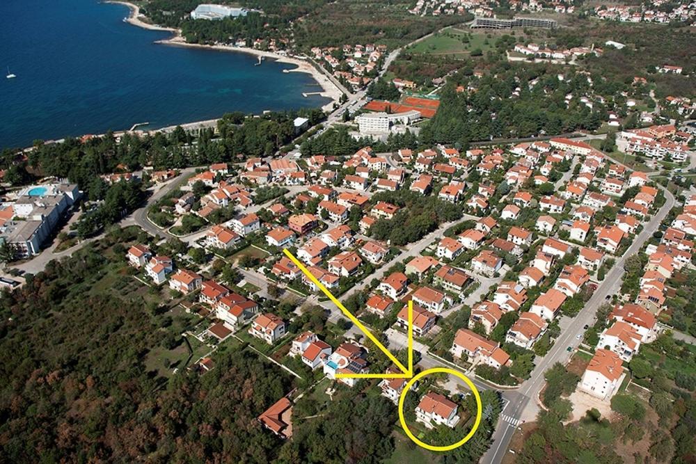 een luchtzicht op een buitenwijk met een gele cirkel bij Apartment Porec (228-1) in Poreč