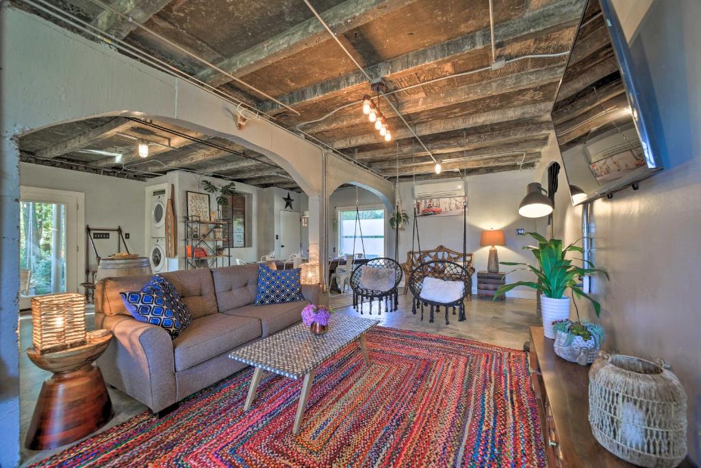 Χώρος καθιστικού στο Eclectic Asheville Abode with Backyard Oasis!