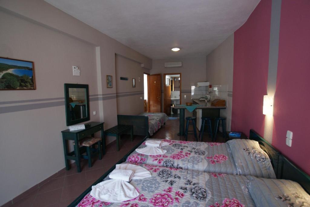 een slaapkamer met een bed en een woonkamer bij Ilias Studios in Patitiri