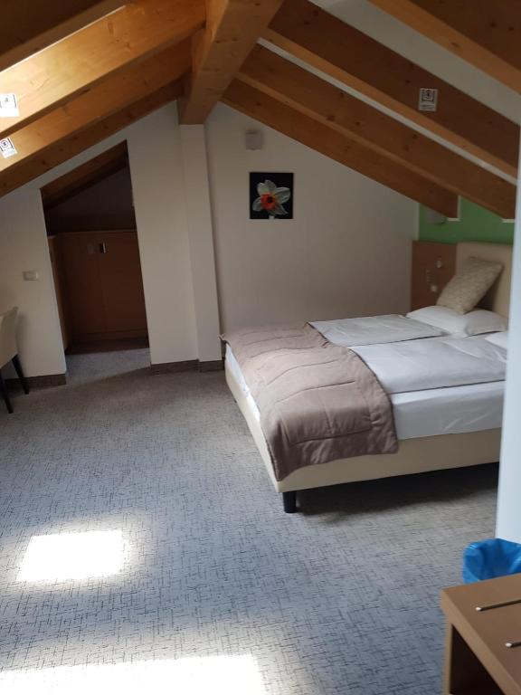 Postel nebo postele na pokoji v ubytování My Kosher Hotel