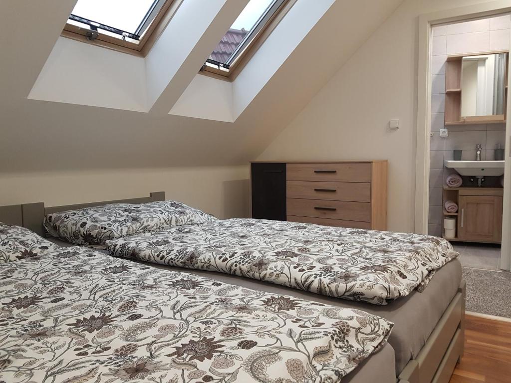 Postel nebo postele na pokoji v ubytování Apartmán V aleji