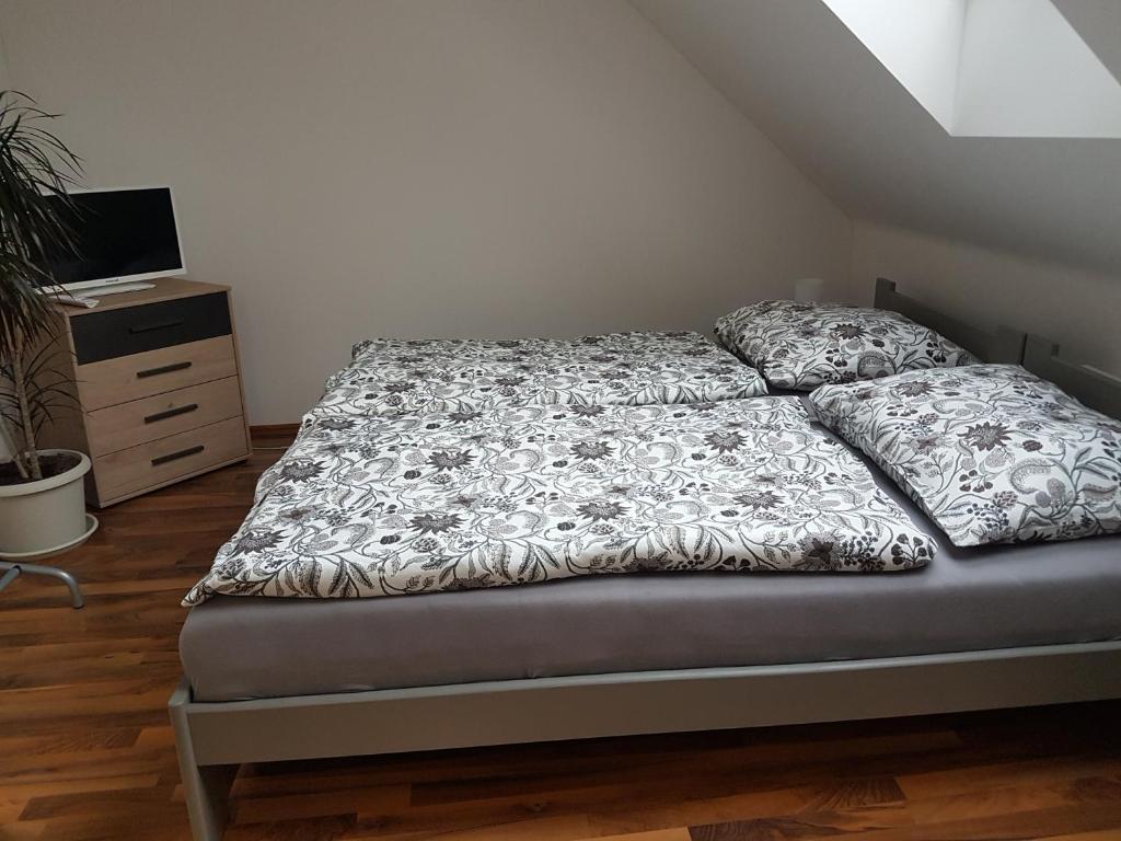 Postel nebo postele na pokoji v ubytování Apartmán V aleji