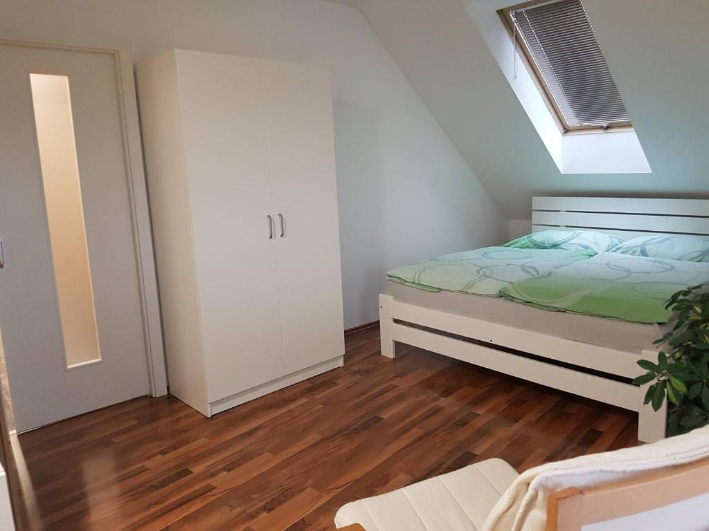 Postel nebo postele na pokoji v ubytování Apartmán V aleji
