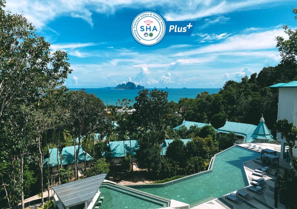 una vista aerea del resort con l'oceano sullo sfondo di Krabi Tipa Resort - SHA EXTRA PLUS ad Aonang Beach