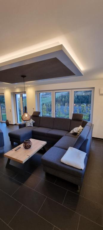 sala de estar con sofá azul y mesa en Upland Lounge en Willingen