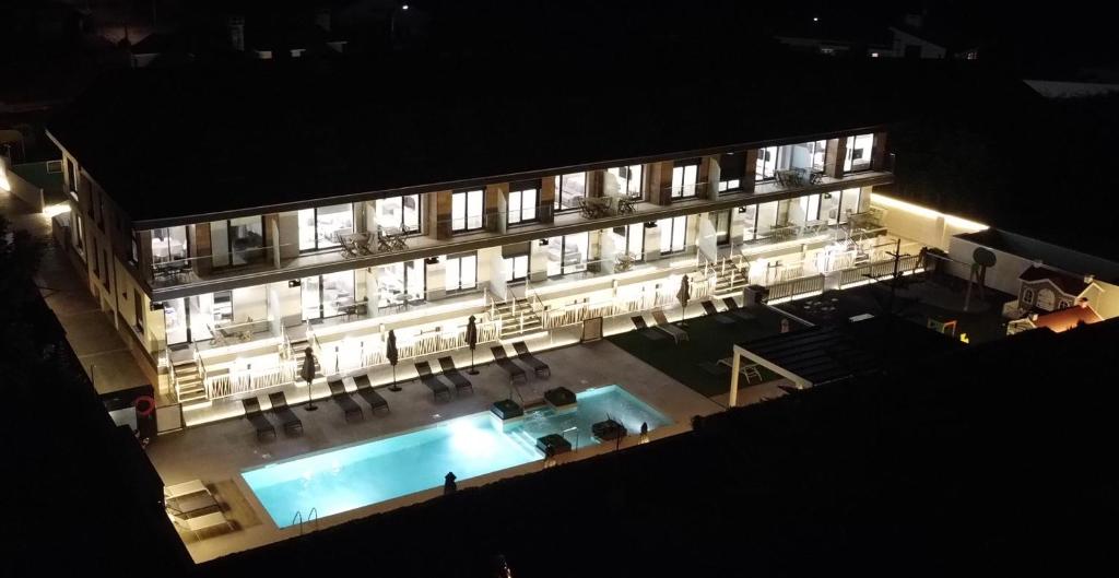 Bazén v ubytování Viviendas Vacacionales ENTREPLAYAS Foz nebo v jeho okolí