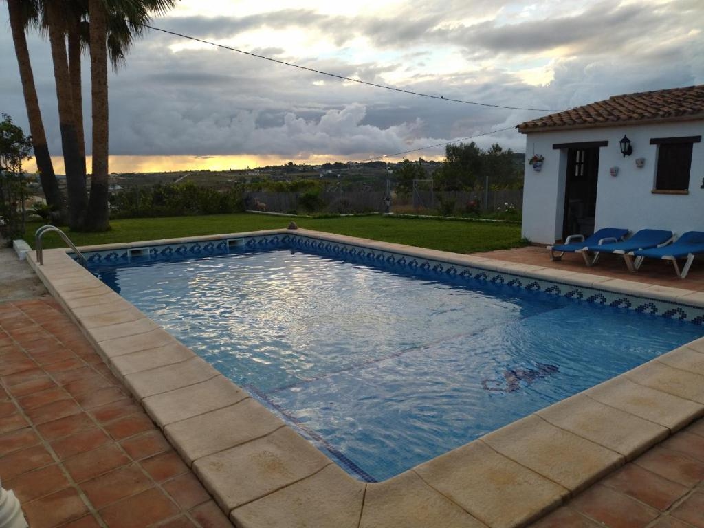 una piscina frente a una casa en casa benjamin, en Benissa