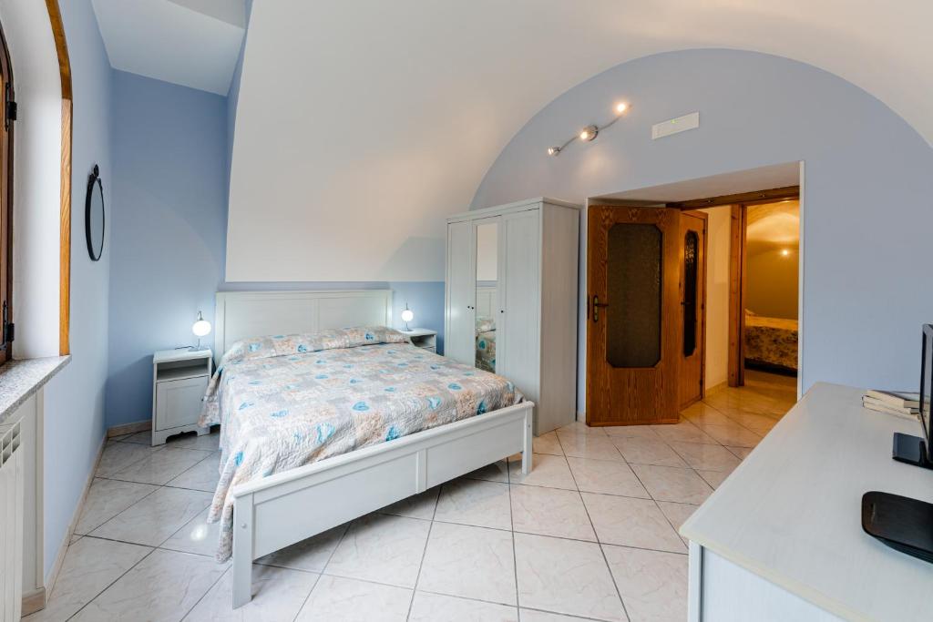 een grote slaapkamer met een bed en een keuken bij Casa Grillo in Tramonti