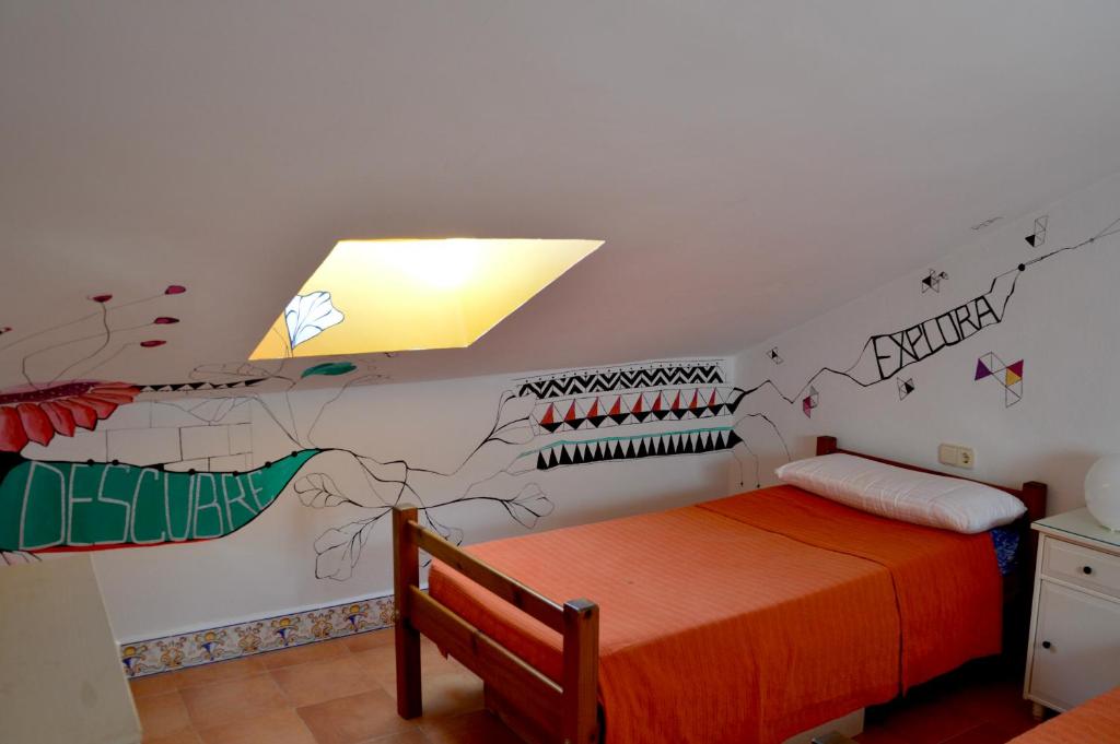 Tempat tidur dalam kamar di EcoAlbergue Rural de Algodonales