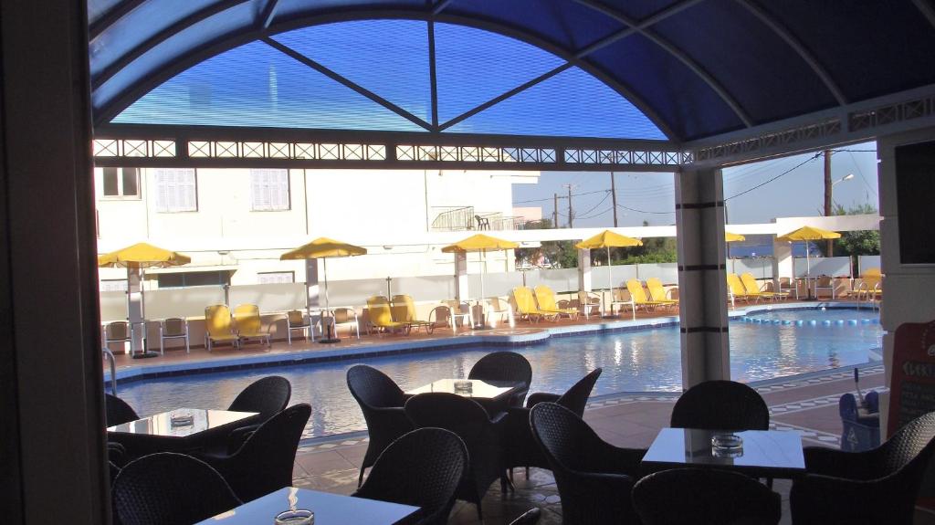 Bazén v ubytování Elektra Beach Hotel nebo v jeho okolí