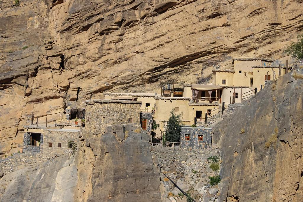 a village on the side of a mountain at the suwgra-Al-Jabal Al-Akdar in Sūkirah