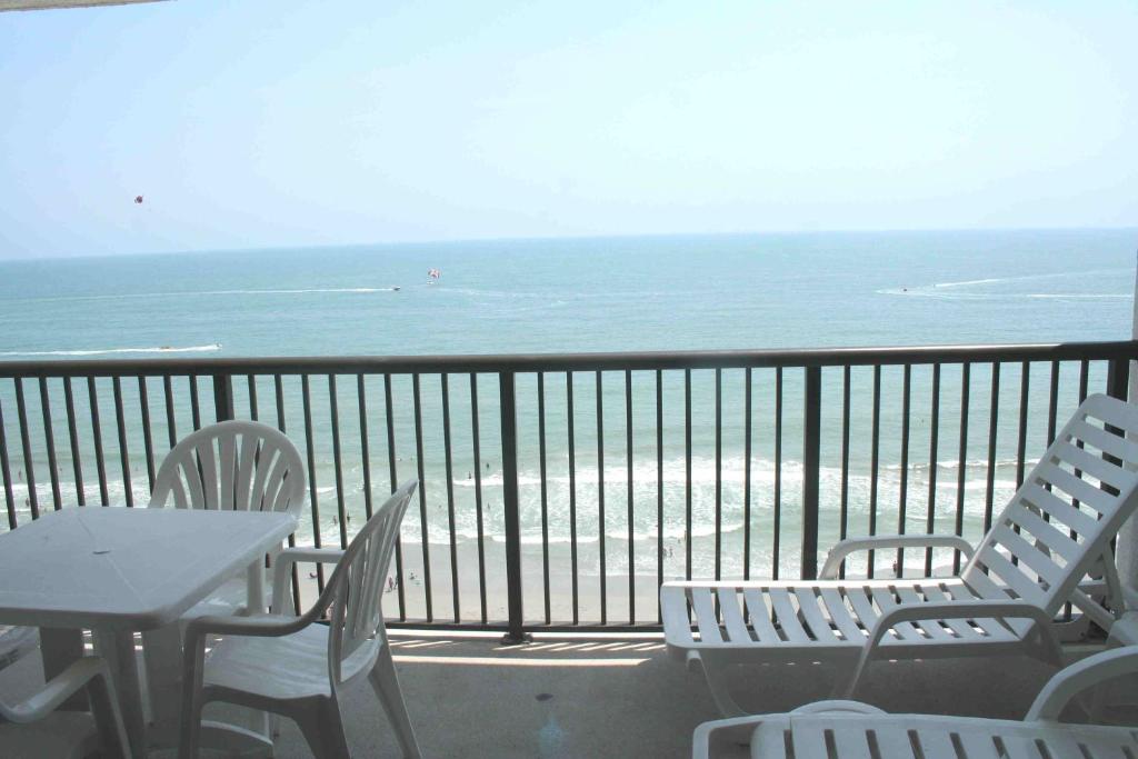 Ein allgemeiner Meerblick oder ein Meerblick von des Aparthotels aus