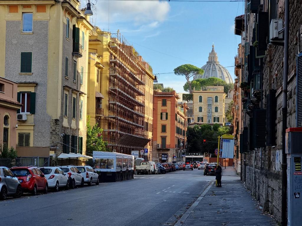 een straat met auto's aan de kant van de weg bij R.&T. Suite House Roma in Rome