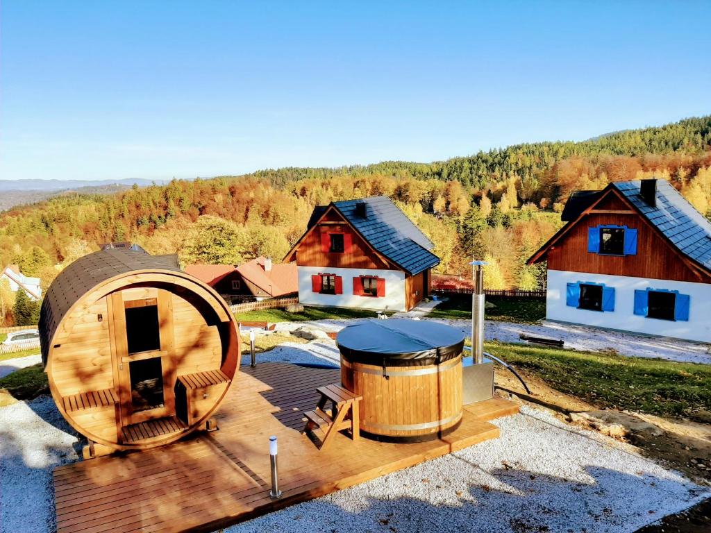 ein Luftblick auf ein Haus und ein Holzfass in der Unterkunft Kolorowe Karkonosze in Preseka