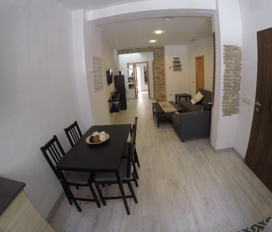 comedor y sala de estar con mesa y sillas en Apartamento cristo de la yedra con parking, en Granada
