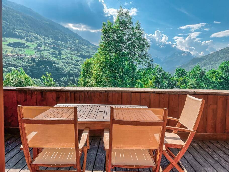 Balkoni atau teres di Bel appartement au calme vue vallée