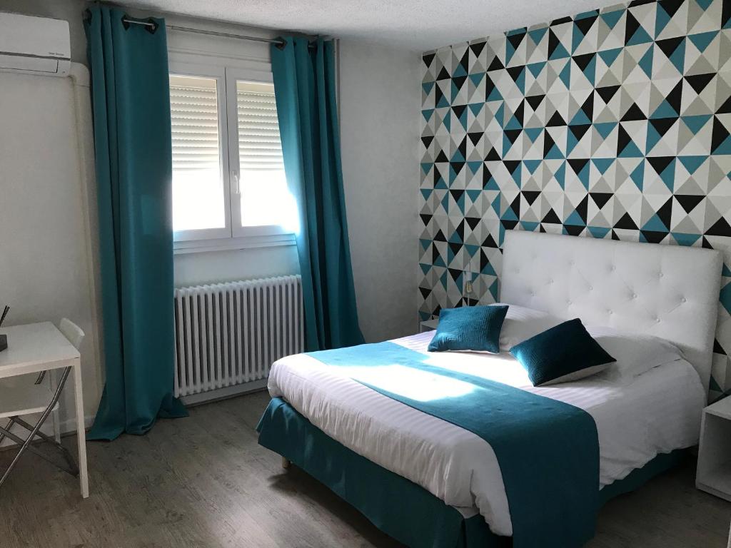 Postel nebo postele na pokoji v ubytování Hotel Alpes Cevennes