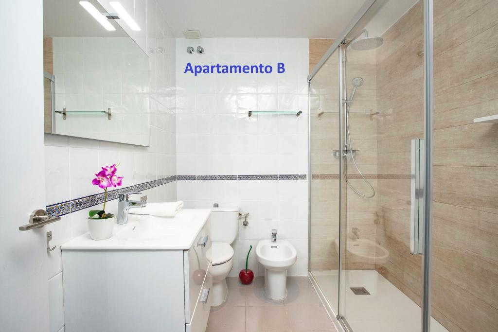A bathroom at Sitges Rustic Apartments