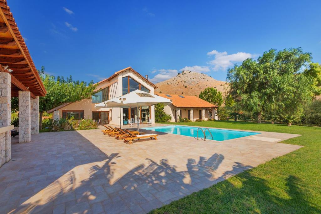 Basen w obiekcie Villa Elva Nafplio lub w pobliżu