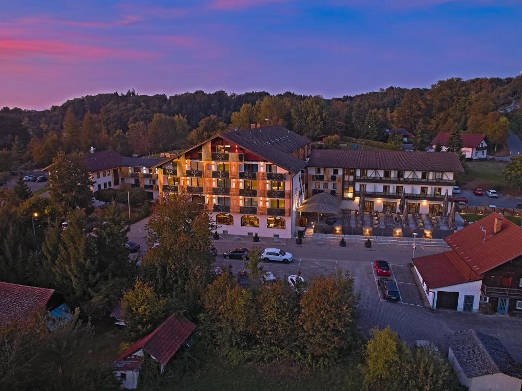 eine Luftansicht eines Gebäudes mit einem Parkplatz in der Unterkunft Wellnesshotel Zum Koch in Ortenburg