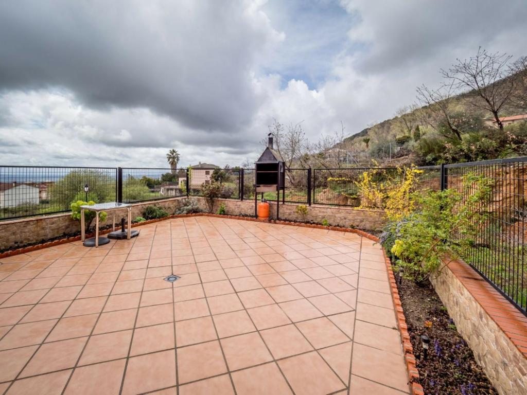 a patio with a fence and a table on it at La Huerta - VuT AV187- para 10 personas in Poyales del Hoyo