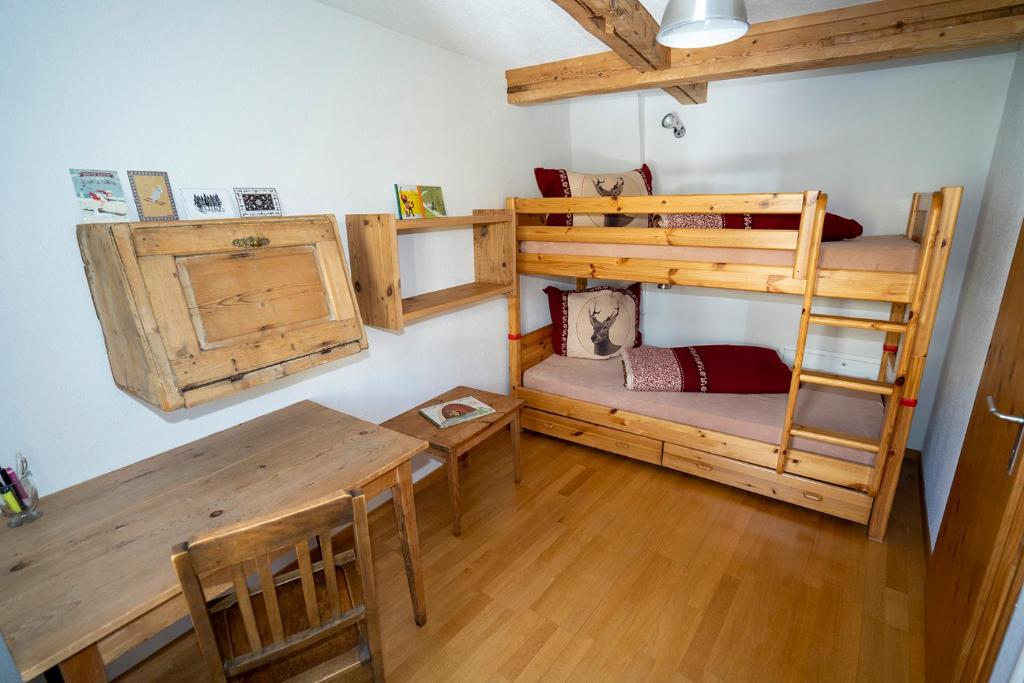 Palanda nebo palandy na pokoji v ubytování Apartment Bügl Grond 124