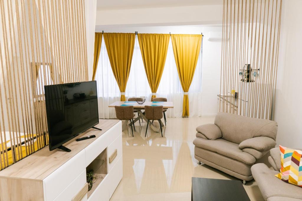 sala de estar con TV y sofá en Chic Studio en Bucarest