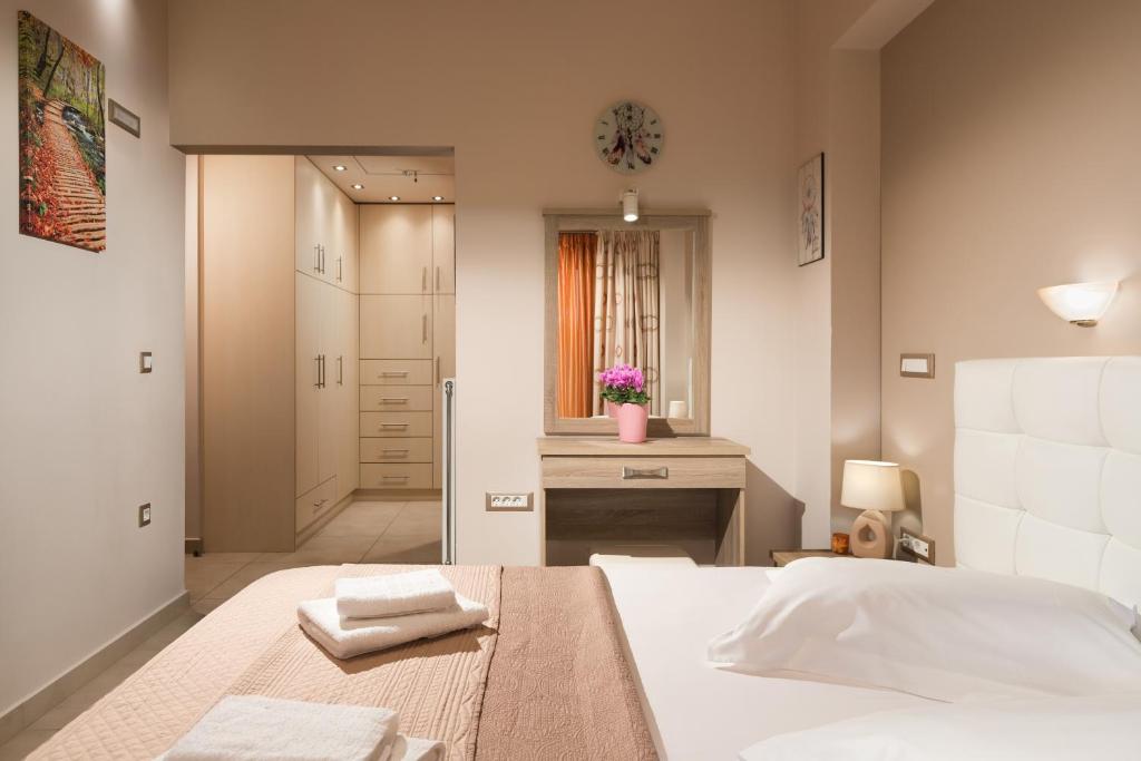 sypialnia z białym łóżkiem i lustrem w obiekcie Villa Elva Nafplio w Nauplionie