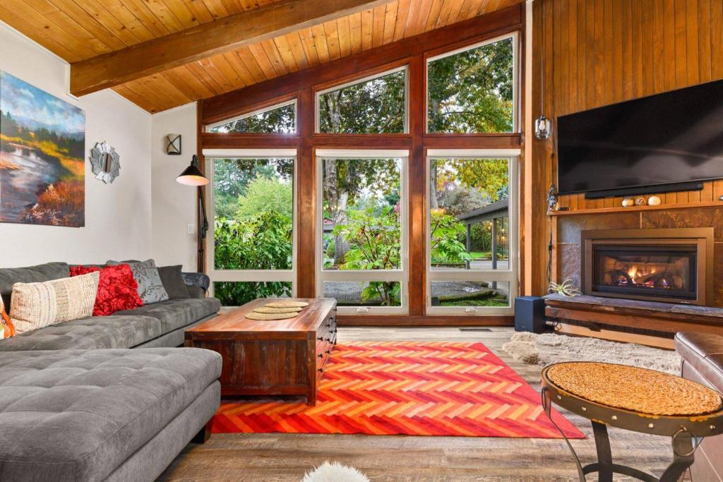 uma sala de estar com um sofá e uma lareira em Beaverton Highlands Retreat em Beaverton
