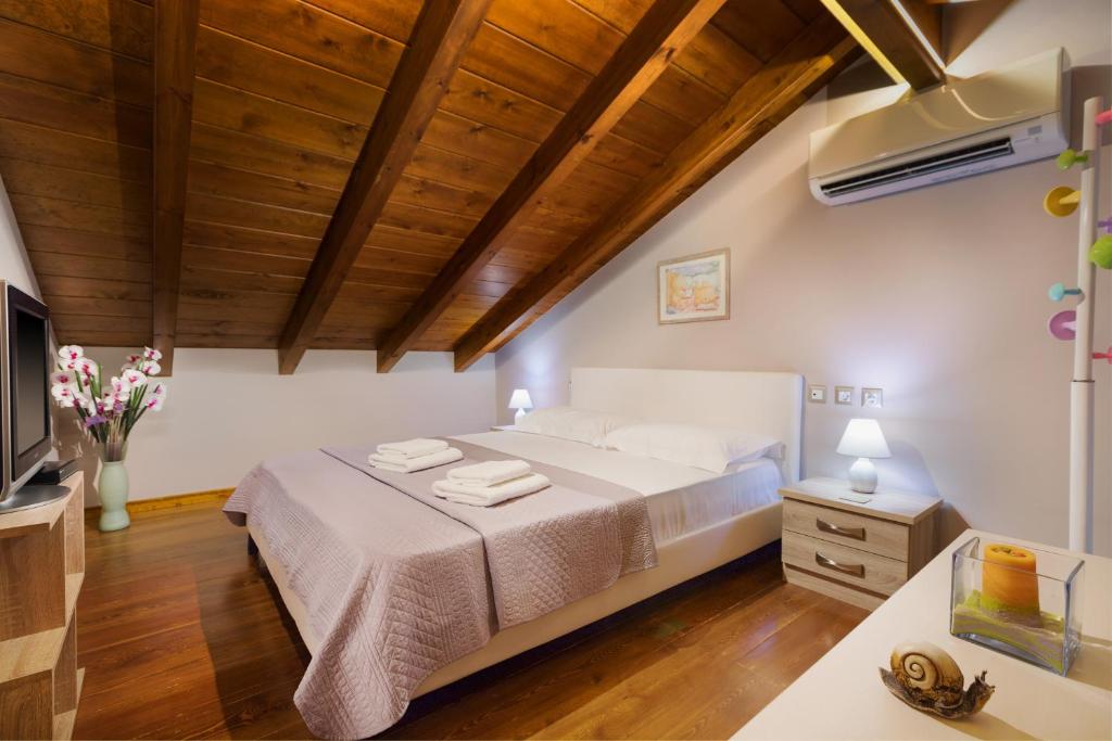 Łóżko lub łóżka w pokoju w obiekcie Villa Elva Nafplio