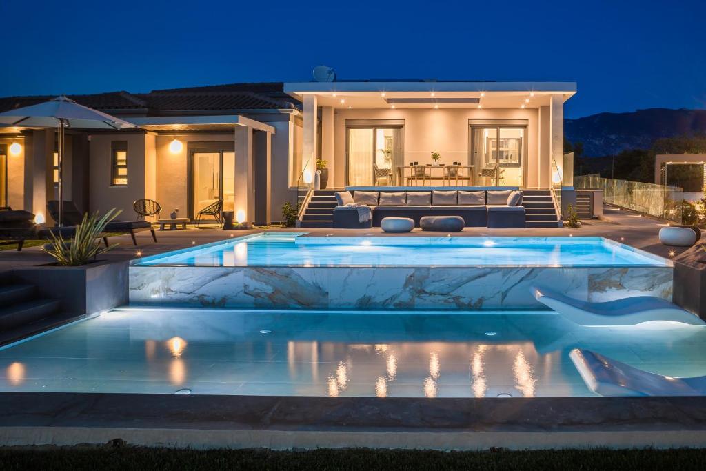 Poolen vid eller i närheten av Superior Luxury Villa with Private Pool!