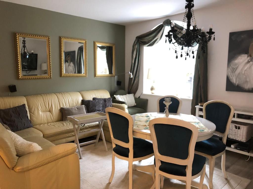 salon ze stołem i kanapą w obiekcie Apartment Belle Epoque w mieście Bad Gastein