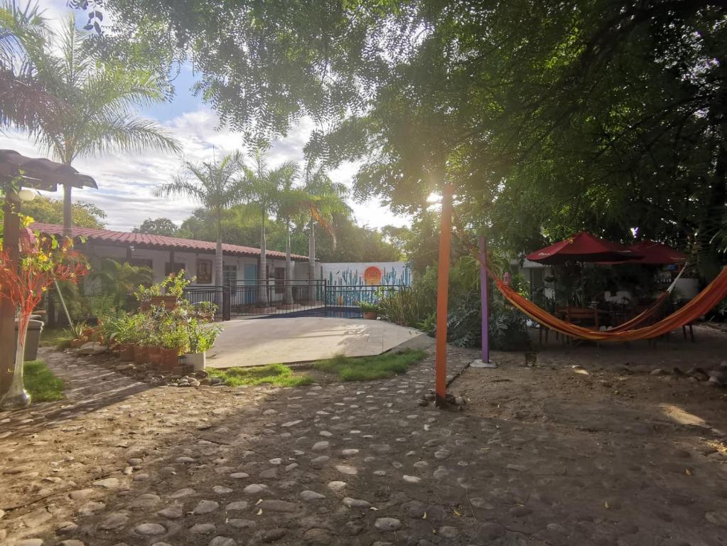 un parc avec une aire de jeux et une balançoire dans l'établissement Villa del Sol Hotel & Restaurante, à Villavieja