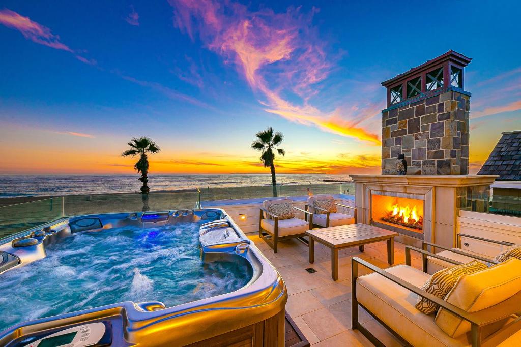 uma banheira de hidromassagem num pátio com lareira em Luxury Beach Front Escape em Newport Beach