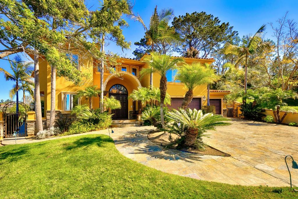 una casa gialla con palme e un cortile di Spacious Tropical Paradise a San Diego