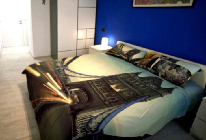 a bedroom with a bed with a blue wall at Il Viaggiatore B&B in San Giorgio delle Pertiche