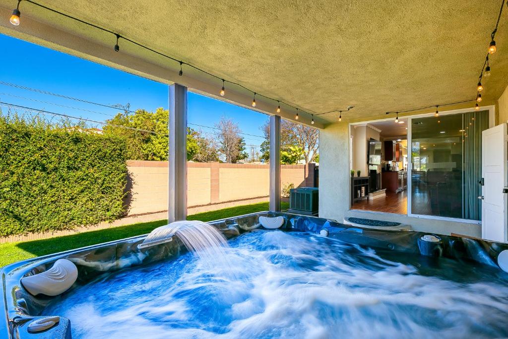 uma banheira de hidromassagem no quintal de uma casa em Disney Getaway em Anaheim