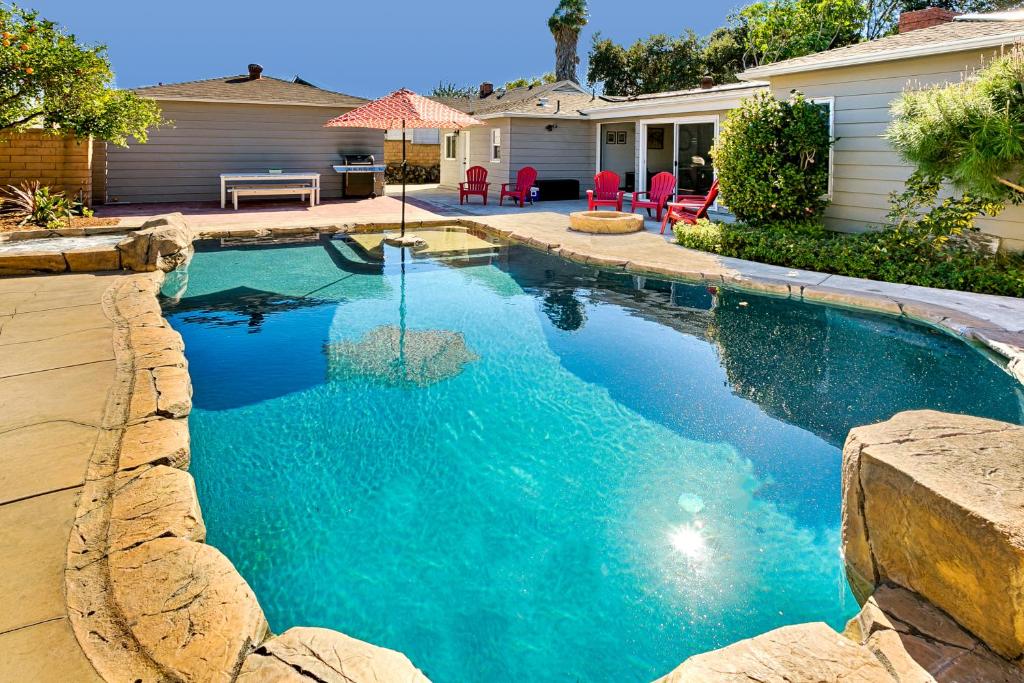 - une piscine d'eau bleue dans la cour dans l'établissement Disney Fireworks, à Anaheim