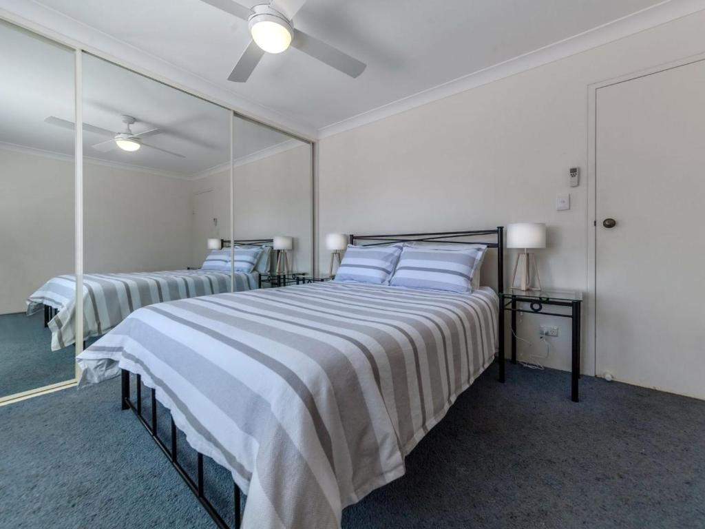 Postel nebo postele na pokoji v ubytování Laman Lodge Unit 5 15 Laman Street