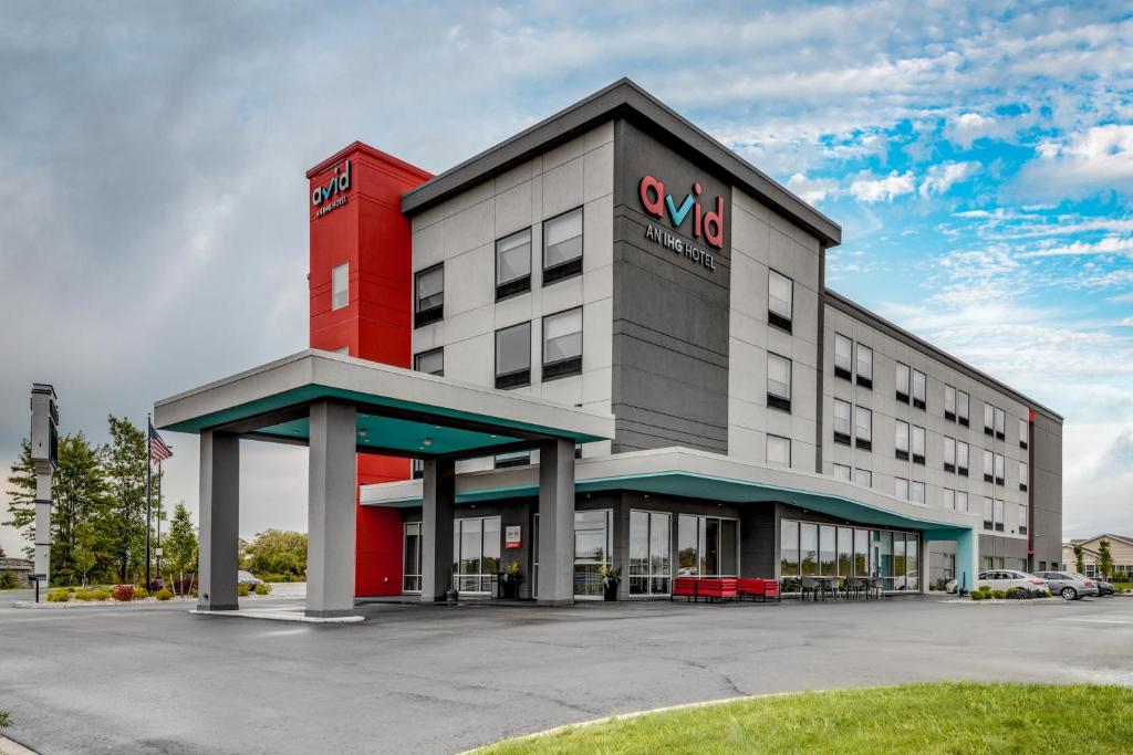 un hotel con un edificio rojo y gris en avid hotels - Zeeland, an IHG Hotel, en Holland