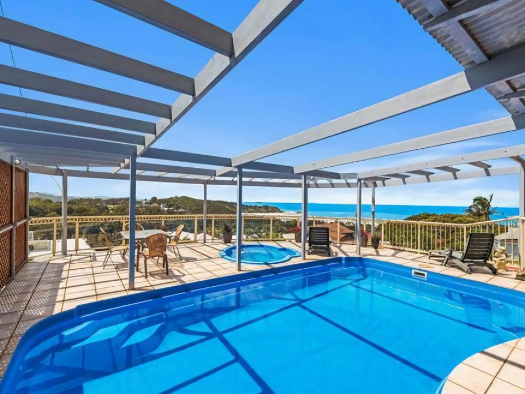 una piscina con vistas al océano en Seascape at Diggers Beach Clarence Crescent 11 en Coffs Harbour